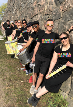 Caisa och Samba Sinestesia bjuder helsingforsarna på samba på Aspnäsplanen 14.8. Foto: Lumi Borgers.