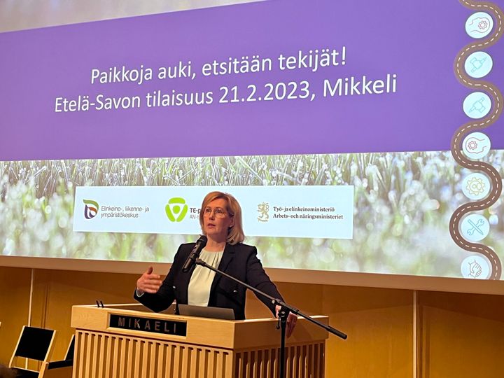 Työministeri Haatainen puhumassa Etelä-Savon Paikkoja auki, etsitään tekijät! -tilaisuudessa konsertti- ja kongressitalo Mikaelissa.
