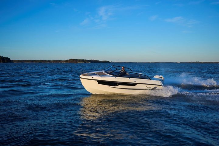 The Yamarin 67 DC fits between the smaller 63 DC and larger 88 DC models in a popular size class, offering space for up to 8 persons. Black graphic side elements, large tinted hull windows and a black windshield frame enhance the stylish and premium impression.