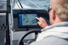 Missiomme on tehdä navigoinnista ja veneilystä helpompaa ja saavutettavampaa kaikille. Tämän vuoksi olemme kehittäneet Q Displayn, joka kokoaa kaikki veneen ja navigoinnin toiminnot yhteen kirkkaaseen ja terävään kosketusnäyttöön.