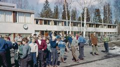 Oppilaita tuntemattoman koulun pihalla vuonna 1960. Kuva: Historiallinen kuvakokoelma, Museovirasto.