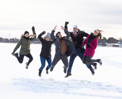 VAMKin opiskelijoita meren jäällä takatalvesta nauttimassa.