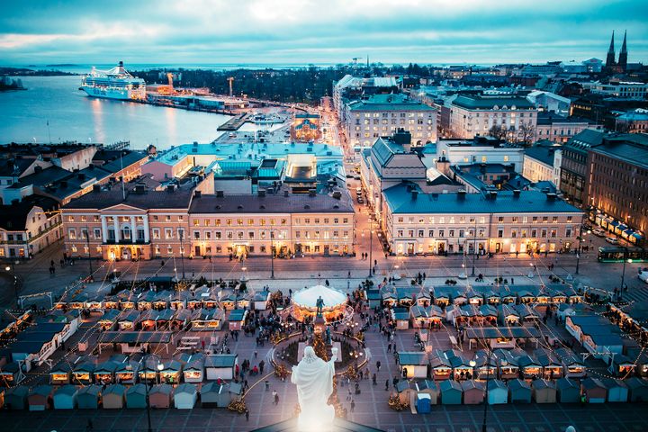 Tuomaan Markkinoilla viihdytään ja tunnelmoidaan joulua Helsingin historiallisessa keskustassa. Kuva: Jussi Hellsten / Torikorttelit