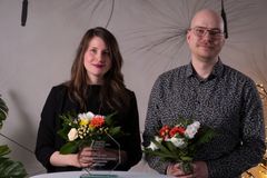 Vinnare av priset för utvecklingsjournalismen är Karoliina Knuuti och Mika Niskanen. Foto Esa Salminen / Vikes