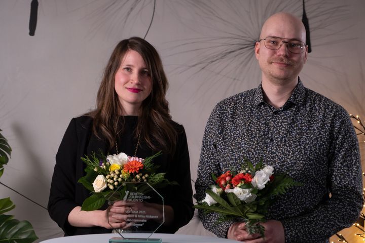 Vinnare av priset för utvecklingsjournalismen är Karoliina Knuuti och Mika Niskanen. Foto Esa Salminen / Vikes