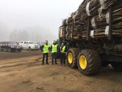 Fixteri tekee tehokasta jälkeä myös Kataloniassa. Kuvassa Fixterin Minna Lappalainen ja Juha Tapanen sekä paalainta Kataloniassa operoiva Forest-Linnan Vesa Kärkkäinen. Kuva: Fixteri Group Oy