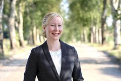 Hilja Solala Liuksialan koivukujalla. Liuksialan kartanossa oli Suomen ensimmäinen kantakirjahevonen. Kuva: Jutta Mäkijärvi