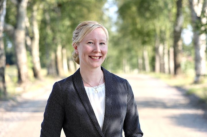 Hilja Solala Liuksialan koivukujalla. Liuksialan kartanossa oli Suomen ensimmäinen kantakirjahevonen. Kuva: Jutta Mäkijärvi