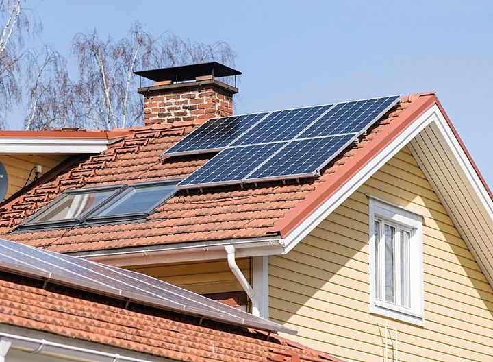 Aurinkopaneeleja omakotitalon katolla. Kuva: Mikko Lehtimäki