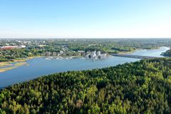 Planeringsområdet för ön ligger i östra delen av det framtida bostadsområdet i Botbygårdsstranden, nära Nordsjö bro. Illustration: Voima Graphics Oy.