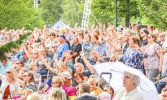 Puistokonsertin yleisöä vuonna 2019. Kuva: Anna-Kaisa Noki-Helmanen