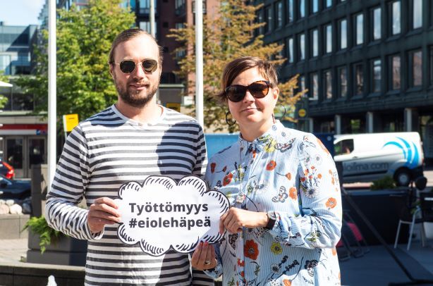 Juuso Mattila ja Minna Flyktman Helsingin kaupunginkanslian elinkeino-osastolta ovat Työttömyys #eiolehäpeä -kampanjan ideoijat. (Kuva: Matti Keponen)