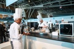 Sipeläinen ja Kurkela valmistavat kisassa kaksi kilpailuruokaa 14 hengelle 5 tunnissa 35 minuutissa. Molemmat tehtävät kunnioittavat ranskalaisen keittiötaidon mestareita, kilpailun perustajaa Paul Bocusea ja Joël Robuchonia.