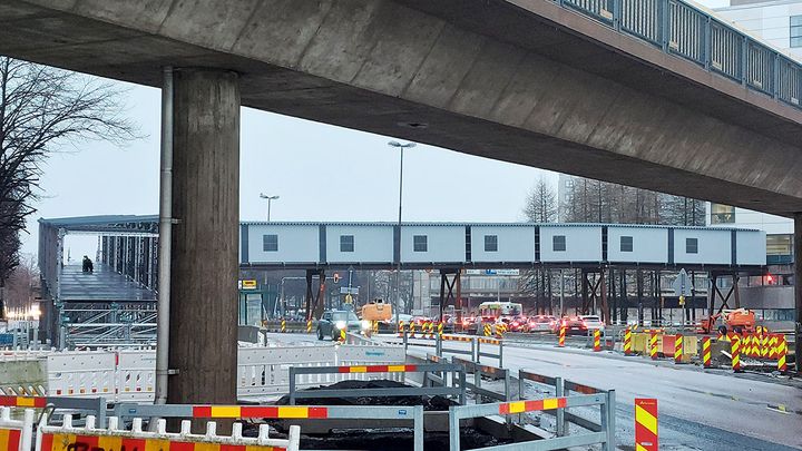 Etualalla vanha Näkinsilta ja takana väliaikainen silta. Uusi Näkinsilta rakennetaan vanhan paikalle. Kuva: Lauri Hänninen