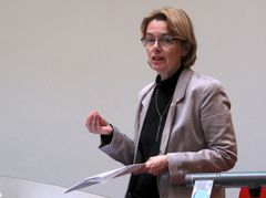 Professor Gunilla Holm leder det nordiska excellenscentret Justice through Education (JustEd) och planerar den svenskspråkiga klasslärarutbildningen i Helsingfors. Foto: Tuomo Aalto