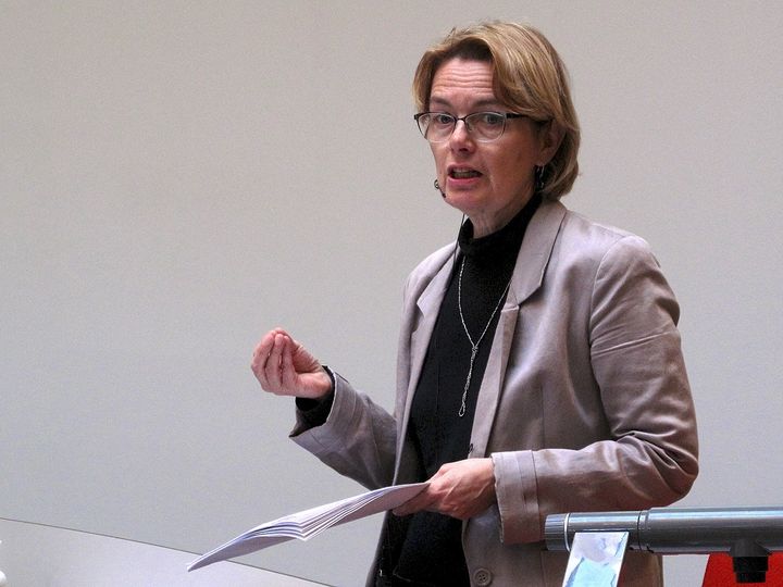 Professor Gunilla Holm leder det nordiska excellenscentret Justice through Education (JustEd) och planerar den svenskspråkiga klasslärarutbildningen i Helsingfors. Foto: Tuomo Aalto