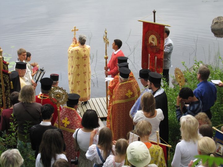 Vedenpyhitys Ilomantsissa Iljan praasniekassa. Kuva: Juha Riikonen