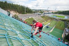 Miesten sarjan kisaaja matkalla kohti hyppyrimäen huippua. Kuvaaja: Victor Engström / Red Bull Content Pool.