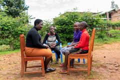Kenialaisopettaja ja silpomisen vastaisen työn vapaaehtoinen Alice Mogera Kanere oppilaidensa kanssa marraskuussa 2020. Tällä hetkellä tapaamiset rajoittuvat ulkotiloihin turvavälein, muutama oppilas kerrallaan. Kuva: Solidaarisuus
