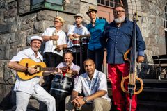 Septeto Son esiintyy Maunulaetnossa 19.11. Kuva: Julia Mansikka.