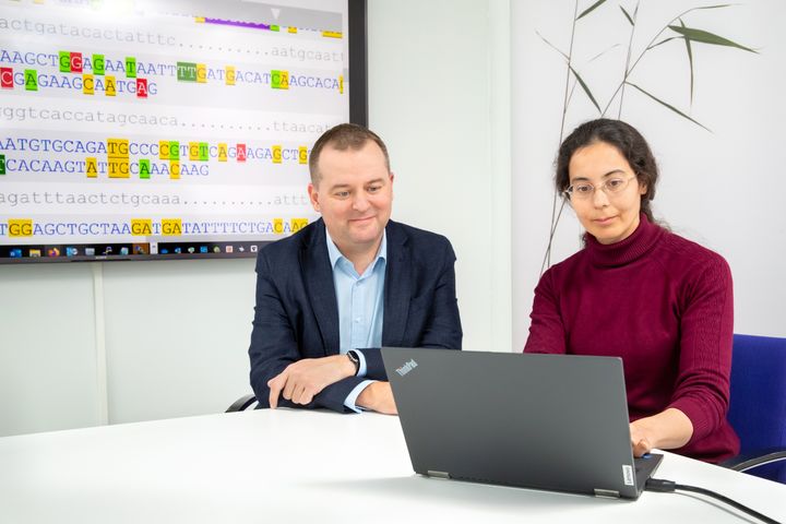 In the photograph, Professor of Pharmacogenetics Mikko Niemi and Bioinformatician Sofia Khan who participated in the test's development. Photo: Mikko Hinkkanen, HUS