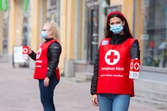 Mun-nässkydd, säkerhetsavstånd och god handhygien är en viktig del av coronahöstens bössinsamling. Låt oss tillsammans göra jubileumsårets Hungerdag trygg och oförglömlig! Foto: Marjaana Malkamäki