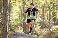 Nuuksio Classic Trail Marathonin reitillä juostaan paljon avokallioilla ja avarassa männikössä. Kuvassa vuoden 2022 naisten sarjan voittaja Anna-Stiina Erkkilä. Kuva: Rami Valonen.    