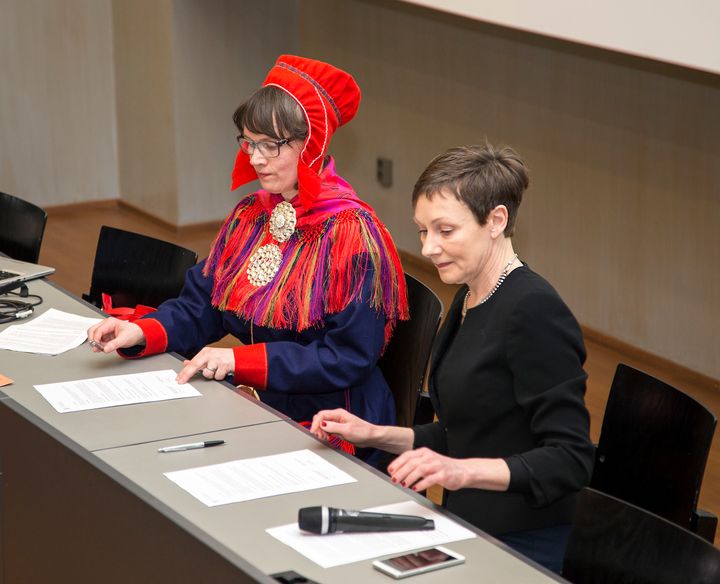 Saamelaiskokoelman palautuksesta kirjoitettiin aiesopimus Siidan ja Suomen kansallismuseon välillä. Kuvassa museonjohtaja Sari Valkonen ja ylijohtaja Elina Anttila allekirjoittavat sopimusta juhlatilaisuudessa Kansallismuseon Auditoriossa 5.4.2017. Kuva: Soile Tirilä, Museovirasto