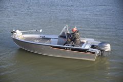 The new Buster M with the optional fishing accessories package weighs 413 kg. The recommended engine is the Yamaha F40F that generates impressive torque and is economical to use. The Buster M comes in two versions: the single-console M1 and the twin-console M2.