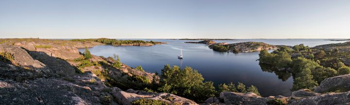 Jaakko Ruolan upea Saaristomeren panoraama Naantalin Musiikkijuhlilla. Kuvassa Björkö.