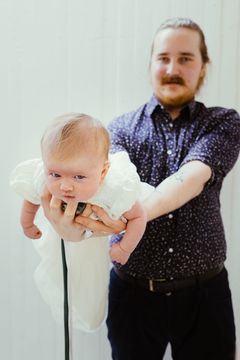 Ristiäisiä ei tarvitse stressata. Kastepäivissä seurakunta hoitaa kaikki juhlajärjestelyt kastemekosta kakkukahveihin. Kuva: Antti Rintala.