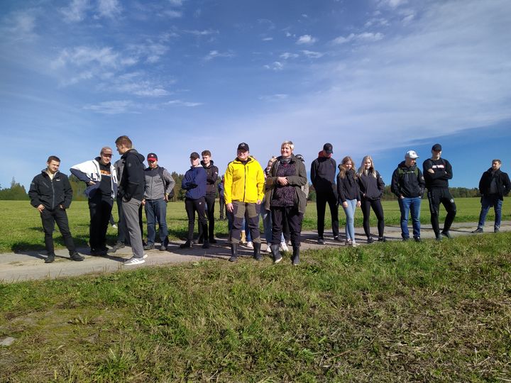 Hämeen ammattikorkeakoulun agrologiopiskelijoita tutustumassa peltoskannaukseen. Kuva: Outi Vahtila/HAMK