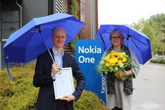Nokian HR-asiantuntija Lauri Jaakkola ja Nokian Suomen HR-johtaja Pia Talonpoika ottivat maanantaina 17.9. vastaan HSL:n Työmatkaliikkumisen edelläkulkija -tunnustuksen.