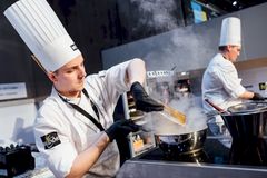 Suomen Bocuse d'Or -assistentti Miikka Manninen Budapestissa pidetyissä Euroopan-karsinnoissa 10.5.2016. Kuva: Jussi Ulkuniemi