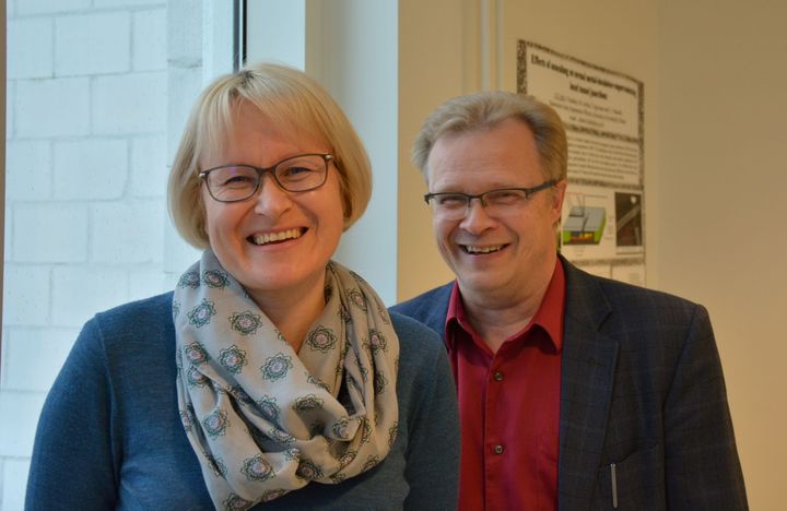 Professori Karoliina Honkala ja akatemiaprofessori Hannu Häkkinen tutkivat katalyysireaktioiden atomitason mekanismeja simulaatioiden avulla.