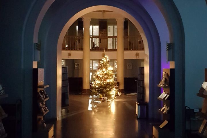 Kallion kirjaston joulutunnelmaa pääsee aistimaan myös aattona. Kuva: Helsingin kaupunki
