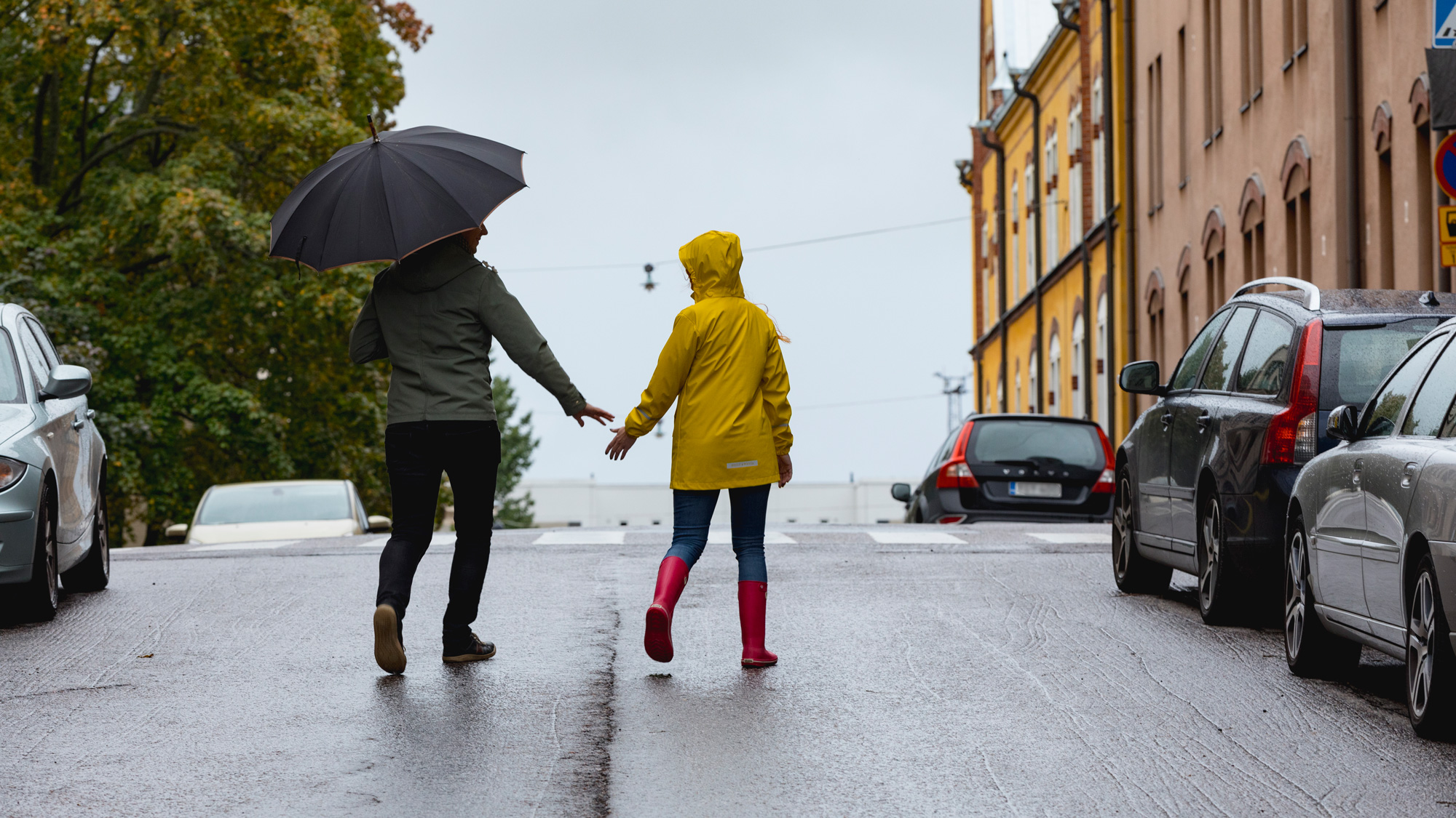 A storm front is approaching Finland, should we unplug everything? Expert  explains when such precautions are an overreaction and when not | DNA Oyj