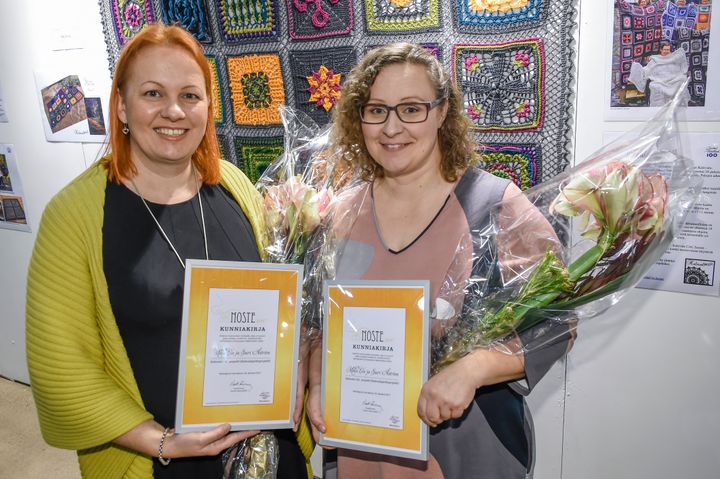 Kädentaidon Noste-palkinto myönnettiin Kalevala CAL -projektille. Kuvassa (vas.) Sari Åström ja Milla Elo. Kuva Markku Ojala.