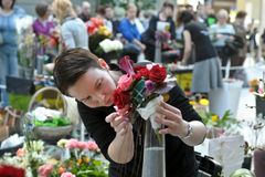 Kukkasidonnan taitajat tekevät upeita kimppuja Kevätpuutarha-messuilla 11.-14.4.2013. Kuva Markku Ojala.