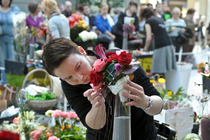 Kukkasidonnan taitajat tekevät upeita kimppuja Kevätpuutarha-messuilla 11.-14.4.2013. Kuva Markku Ojala.