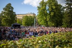 Puistokonsertin yleisöä vuonna 2019: Kuva: Arttu Rantakärkkä