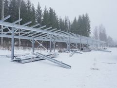 Polarian aurinkopaneeleilla katettavan parkkikatoksen rakentaminen on alkanut.