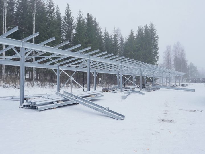 Polarian aurinkopaneeleilla katettavan parkkikatoksen rakentaminen on alkanut.