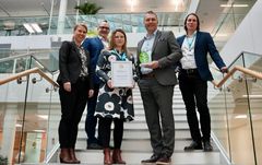 Schneider Electric Sustainability Impact Award -palkittu Ramboll Finland sai tunnustusta uraauurtavasta työstä omien asiakkaidensa vähähiilisyystavoitteiden edistämisestä. Kuvassa vasemmalta oikealle: Annina Peisa (Ramboll), Jan Mattsson (Schneider Electric), Kreetta Manninen (Ramboll), Jani Vahvanen (Schneider Electric) ja Aleksi Nyman (Ramboll).