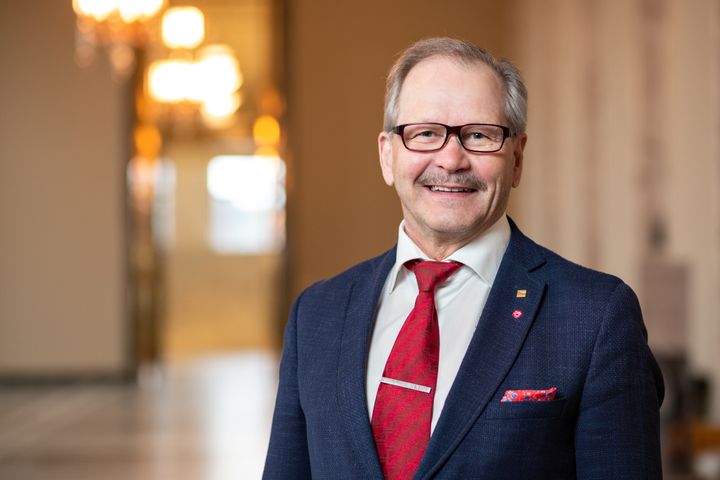 SDP:n kajaanilaisen kansasanedustaja Raimo Piiraisen mielestä hallitus onnistui riihipäätöksillä valamaan uskoa tulevaisuuteen - koronasta huolimatta. (Kuva: Jukka-Pekka Flander)
