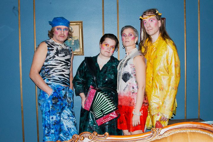 27.8 På A la Malmi-klubben får vi höra Suistamon Sähkö som är känd för sin experimentella dansmusik och som i sin musik kombinerar rap, sång och frenetisk rave med dragspel och synthar. Bild: Mortti Saarnia.