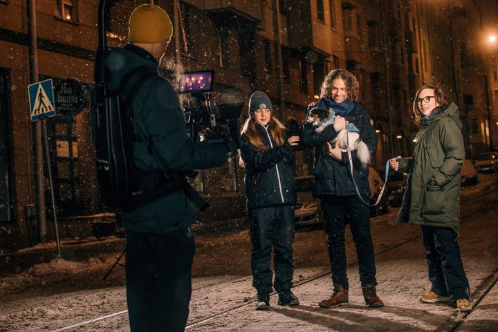 Antti Vuori kuvaamassa, Alvar Tigerstedtiä, Jeesusta esittävää Panu Haavistoa koira sylissään ja Cedric Packalénia. Kuva: Jani Laukkanen, kuvaajan nimi mainittava kuvan käytön yhteydessä