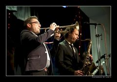 Etwellin (vas.) lisäksi keikalla tullaan näkemään esimerkiksi Amy Winehousen ja Tom Jonesin kanssa esiintynyt saksofonisti Frank Walden (oik.). Kuva: Luke H.