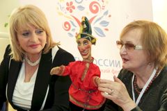 Venäjän varakulttuuriministeri Alla Manilova ja näyttelijä Faina Kostina esiintyivät lastenkulttuuritapahtumassa Imatralla 9.4.2015