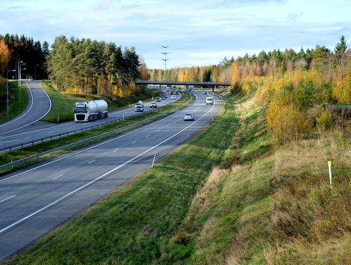 Syyskesän liikennettä valtatie 3:lla.